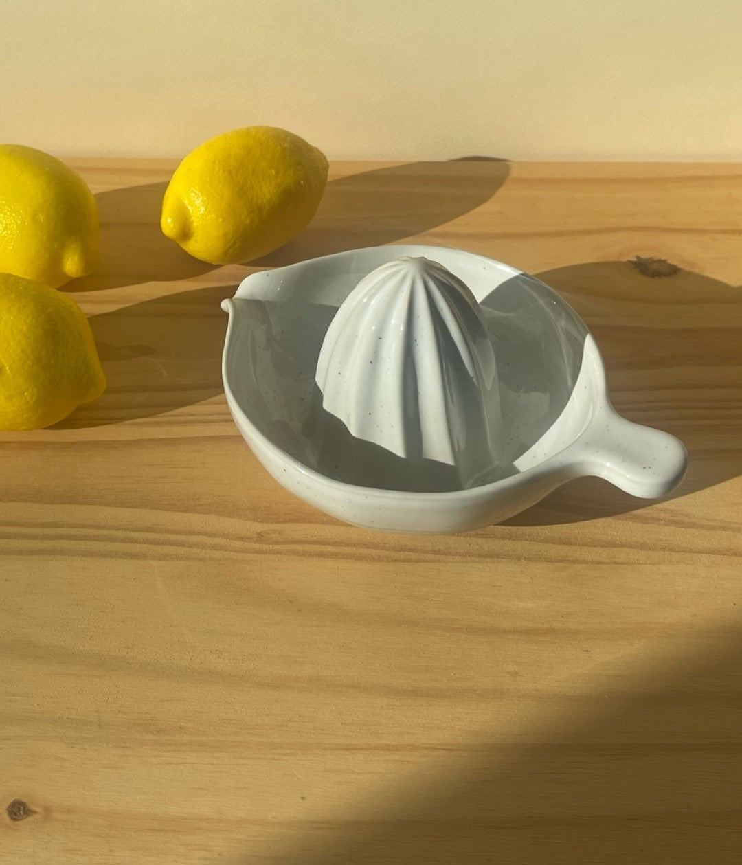 Juice / Citrus Squeezer - White Cloud